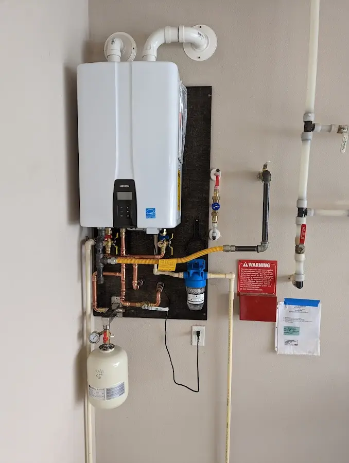 Professional plumber installing copper piping in a Lauderdale Lakes home